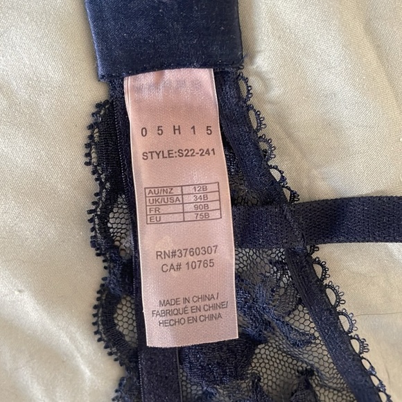 Stella McCarthey blue bra - Picture 5 of 5